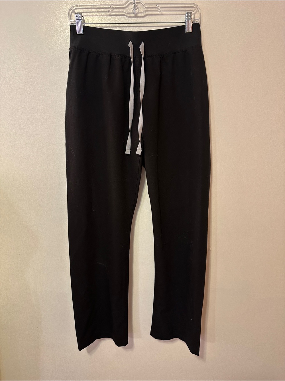 Figs size small scrub pants in black with a drawstring